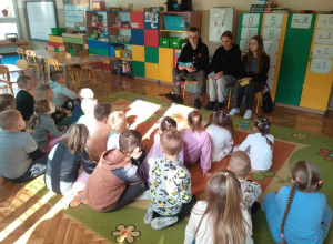 Młodzi radni czytają przedszkolakom bajki