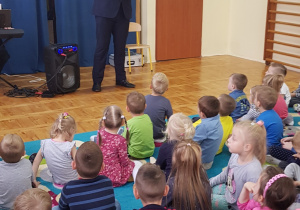 dzieci słuchają utworu wykonanego przez śpiewaka