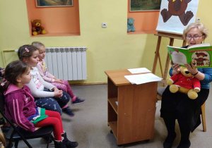 Dzieci słuchają opowiadania o Misiu Uszatku