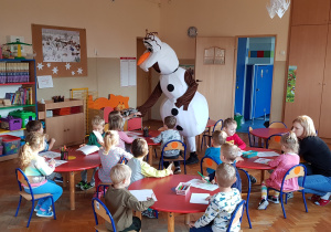 Olaf wita się z dziećmi