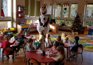 Olaf opowiada dzieciom po co przybył
