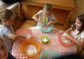 Dziewczynki z grupy III mieszają mąkę z solą i wodą