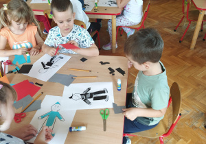 dzieci wykonują portret ratownika