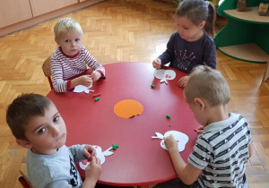 dzieci z grupy II wyklejają plasteliną jabłuszka