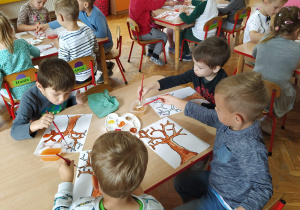 dzieci z grupy II wykonuja jesienną pracę plastyczną farbami