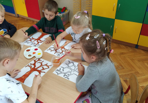 dzieci z grupy II wykonuja jesienną pracę plastyczną farbami