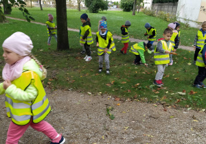 dzieci z grupy II na spacerze w parku