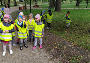 dzieci z grupy II na spacerze w parku