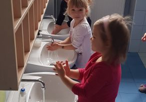 dzieci z grupy III myją ręce