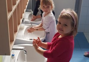 dzieci z grupy III myją ręce