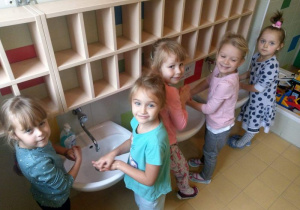 dzieci z grupy II myją ręce