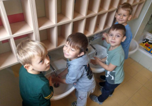 dzieci z grupy II myją ręce