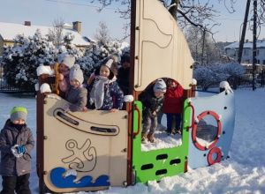 Zimowe zabawy w ogrodzie przedszkolnym- grupa III