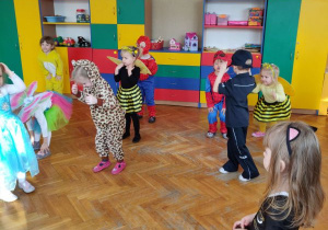 Dzieci tańczą kaczuszki