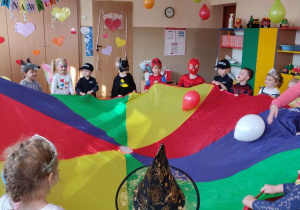 Dzieci podrzucają balony chustą animacyjną
