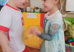 Zuzia i Adam tańczą z balonem