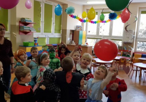 Dzieci łapią balona