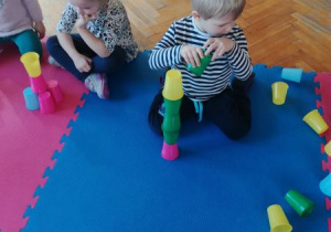 Jaś i Kalinka ze swoimi wieżami z kubków