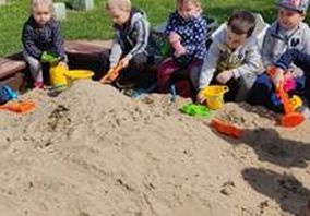 Dzieci bawią się w piasku