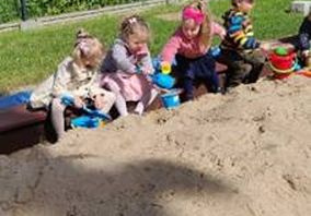 Dziewczynki lepią piaskowe babki