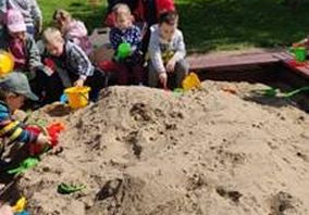 Wspólna zabawa dzieci w piasku