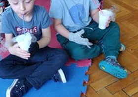 Leon i Franio degustują napój z suchym lodem