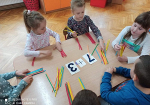 dzieci z grupy II rozwiązują działania matematyczne