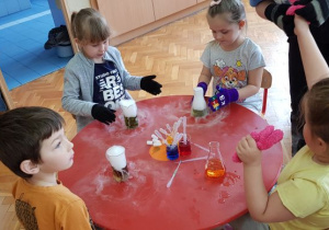 dzieci z grupy II tworzą kolorowe ciecze podczas zajęć chemicznych