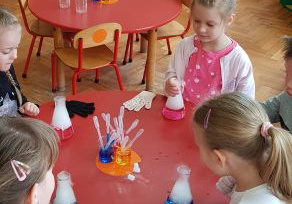 dzieci z grupy II dodają barwniki do wody