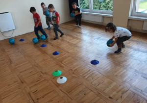 Dzieci bawia się piłkami