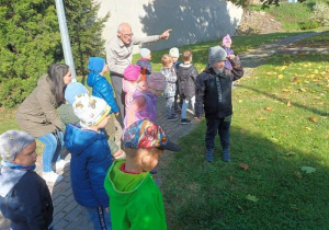Dzieci zwiedzają ogród za muzeum