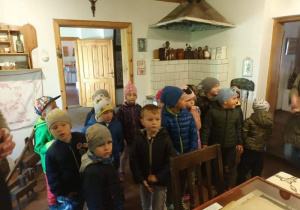 Dzieci podziwiają starą kuchnię