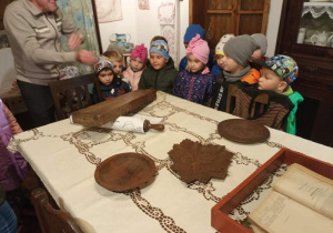 Dzieci oglądają stare nadzędzia kuchenne