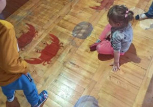 Dzieci liczą kraby i muszle na interaktywnym dywanie