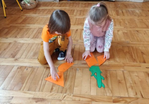 Hania i Wojtuś układają marchewkowe puzzle