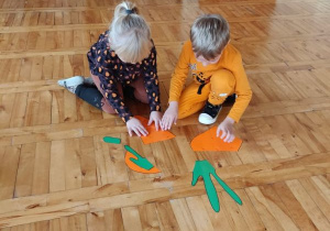 Nela i Wojtuś układają marchewkowe puzzle