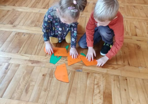 Jula i Franio układają marchewkowe puzzle