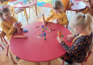 Dzieci z grupy III wykonują marchewkowe stworki