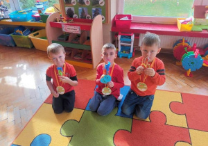 Artur, Filip i Alan ze swoimi marchewkowymi stworkami