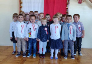 Grupa III na tle flagi i godła Polski
