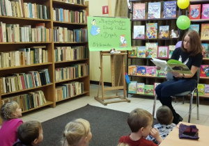 Dzieci z grupy III słuchaja bajki czytanej przez Panią bibliotekarkę