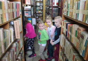 Dzieci z grupi II zwiedzają bibliotekę