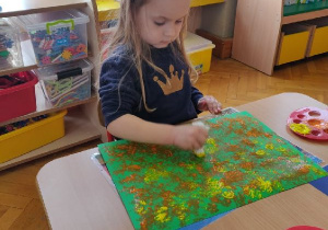 Lenka maluje liście patyczkami