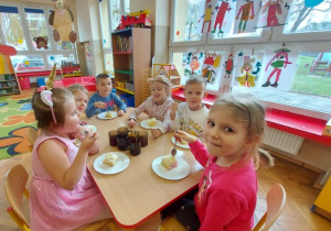 Dzieci z grupy II zajadają pyszny tort