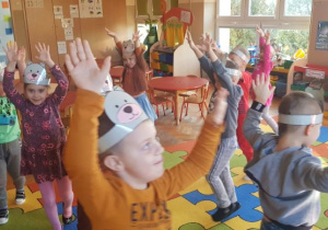 Dzieci z grupy III tańczą misiowy taniec