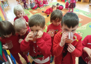 Chłopcy piją sok marchwiowy