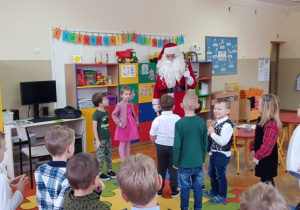 Mikołaj rozmawia z dziećmi na temat ich zachowania