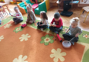 Dzieci grają na instrumentach