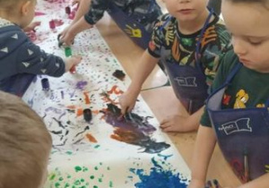 Dzieci z grupy I malują palcami