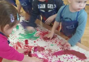 Dzieci wspólnie malują paluszkami